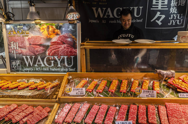 190 - Tokyo - barrio de Ginza - mercado de Tsukiji - pinchos de carne de Kobe